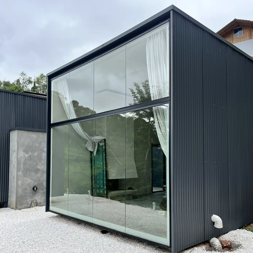 Casa com grande fachada de vidro do piso ao teto